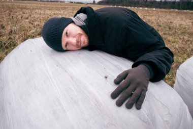 Çiftçi ve saman yığınları kış için toplandı