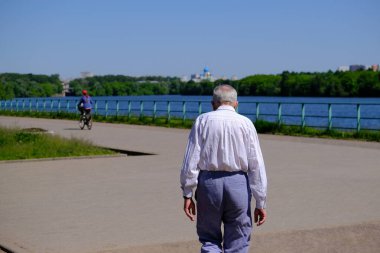 Rusya, Moskova, 06.2021. Yaşlı bir adam ve mazi bir genç