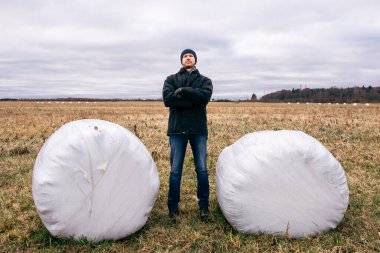 Çiftçi ve saman yığınları kış için toplandı