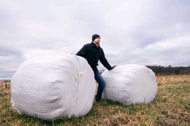 Çiftçi ve saman yığınları kış için toplandı