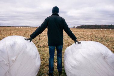 Çiftçi ve saman yığınları kış için toplandı