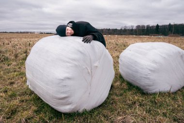 Çiftçi ve saman yığınları kış için toplandı