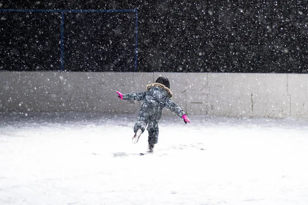 2021. november 24. Erős havazás Moszkvában. Gyerekes emberek egy jégpályán a Tsaritsyno park közelében — Stock Fotó