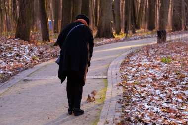 16.11.2021. Moskova 'nın Tsaritsyno semtinde bir kadın sincapla oynuyor.. 