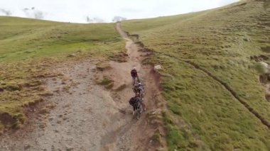  Sant Maurici Ulusal Parkı, İspanya. 05.11.2021. Dağlarda bisikletçiler