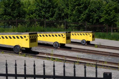 Sarı tren, hayır tren yolu.