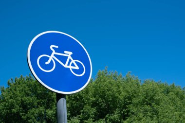 Bisiklet yolu işareti ve mavi gökyüzü