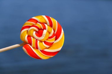 Renkli gökkuşağı lolipopu ve doğa arka planı
