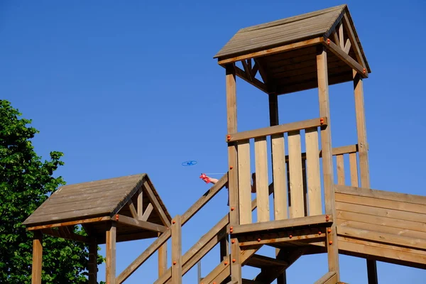Spielplatz für Kinder und blauer Himmel — Stockfoto