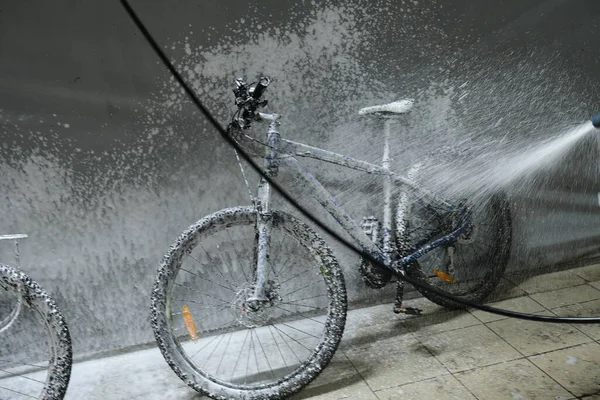 Lavagem de bicicleta com máquina espinhosa — Fotografia de Stock