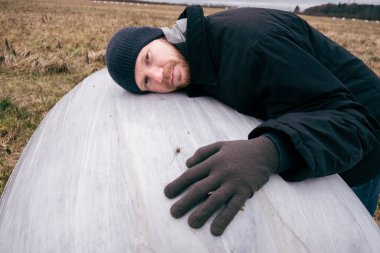 Çiftçi ve saman yığınları kış için toplandı