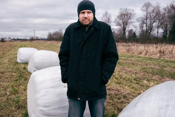 Çiftçi ve saman yığınları kış için toplandı