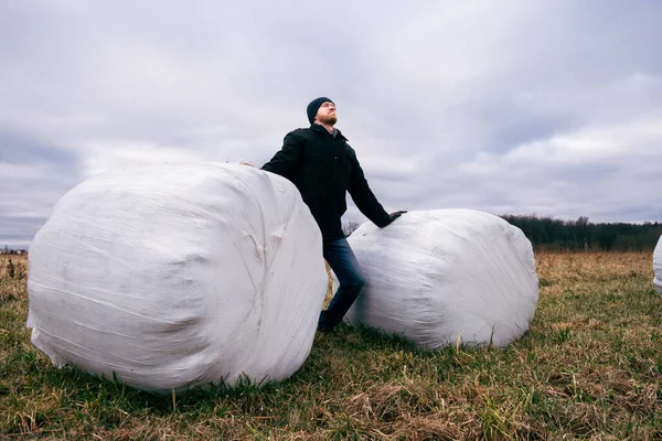 Çiftçi ve saman yığınları kış için toplandı