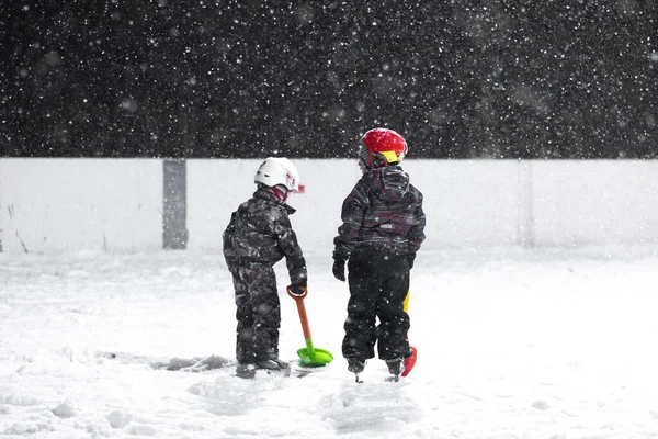 24.11.2021. Neve pesada em Moscovo. Pessoas com crianças em uma pista de gelo perto do parque Tsaritsyno — Fotografia de Stock