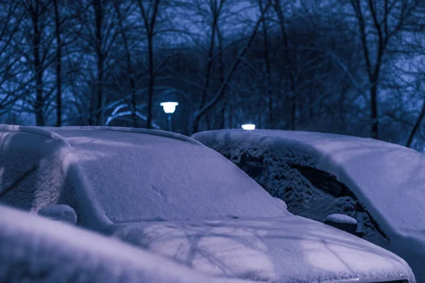 Цвет года 2022 - Очень Пери. Снегопад и покрытая снегом машина — стоковое фото
