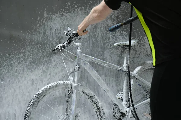 Миття велосипедів зі шпилькою — стокове фото
