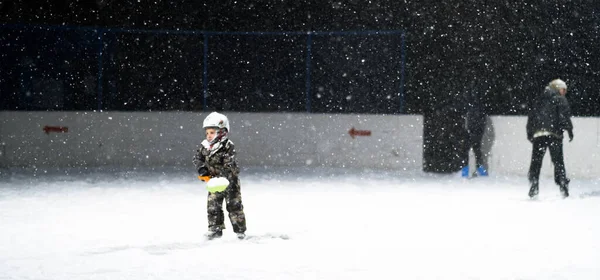 2021. november 24. Erős havazás Moszkvában. Gyerekes emberek egy jégpályán a Tsaritsyno park közelében — Stock Fotó