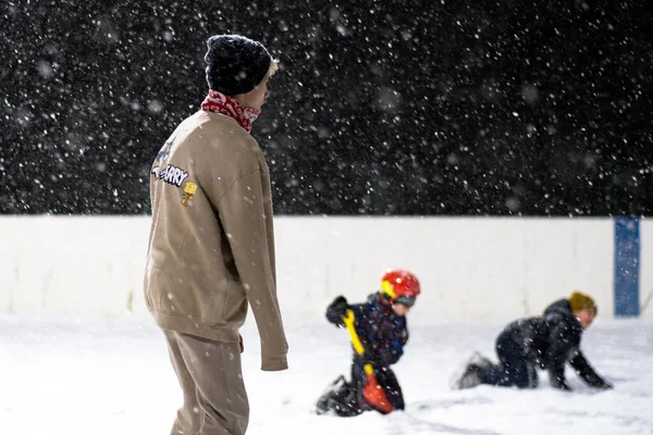 24.11.2021. Heavy snowfall in Moscow. People with children on an ice rink near Tsaritsyno park — Stock Photo, Image