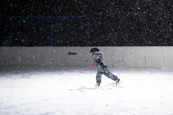 24.11.2021. Nevicate abbondanti a Mosca. Persone con bambini su una pista di pattinaggio vicino al parco Tsaritsyno — Foto Stock