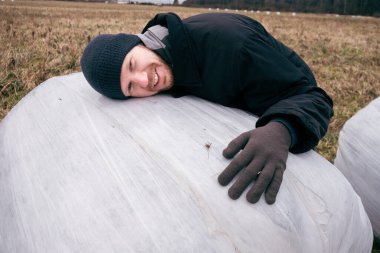 Çiftçi ve saman yığınları kış için toplandı