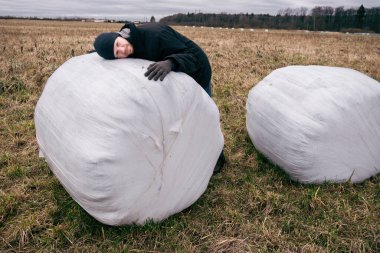Çiftçi ve saman yığınları kış için toplandı