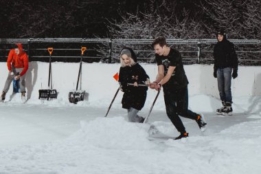 03.12.2021. Moskova 'da şiddetli kar yağışı var. Çocuklu insanlar Tsaritsyno parkı yakınlarındaki buz pateni pistinde