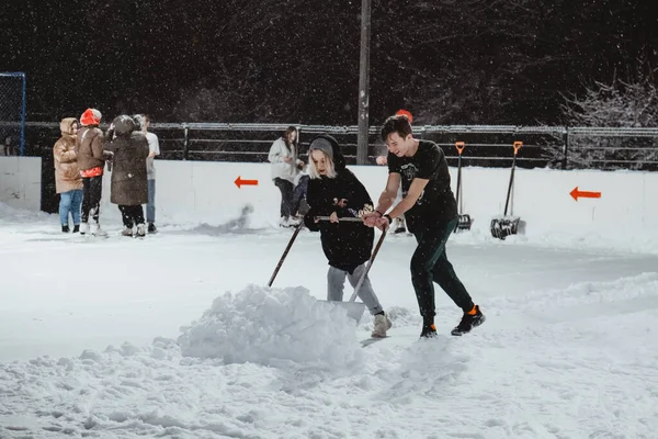 2021. december 3. Erős havazás Moszkvában. Gyerekes emberek egy jégpályán a Tsaritsyno park közelében — Stock Fotó
