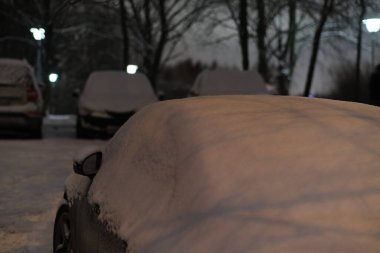Karla kaplı arabalar. Şehirde yoğun kar yağışı var.