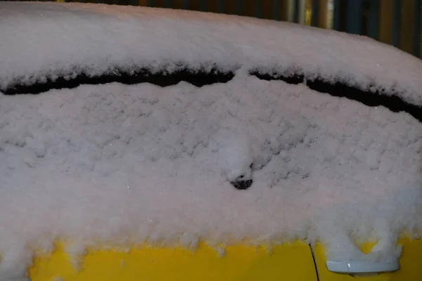 Auto 's bedekt met sneeuw. Zware sneeuwval in de stad — Stockfoto
