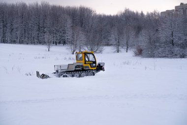 14.12.2021. Moskova 'da şiddetli kar yağışı var. Kar Kedisi Rrakı tepeye tırmanıyor ve kayak pistini hazırlıyor.
