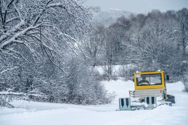 14.12.2021. Moskova 'da şiddetli kar yağışı var. Kar Kedisi Rrakı tepeye tırmanıyor ve kayak pistini hazırlıyor.
