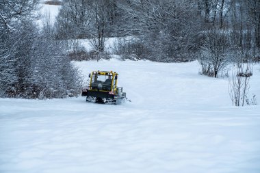 14.12.2021. Moskova 'da şiddetli kar yağışı var. Kar Kedisi Rrakı tepeye tırmanıyor ve kayak pistini hazırlıyor.