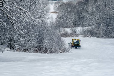 14.12.2021. Moskova 'da şiddetli kar yağışı var. Kar Kedisi Rrakı tepeye tırmanıyor ve kayak pistini hazırlıyor.