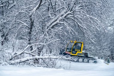 14.12.2021. Moskova 'da şiddetli kar yağışı var. Kar Kedisi Rrakı tepeye tırmanıyor ve kayak pistini hazırlıyor.