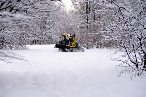 14.12.2021. Heavy snowfall in Moscow. Snowcat ratrak rides up the hill and preparation ski slope — Foto Stock