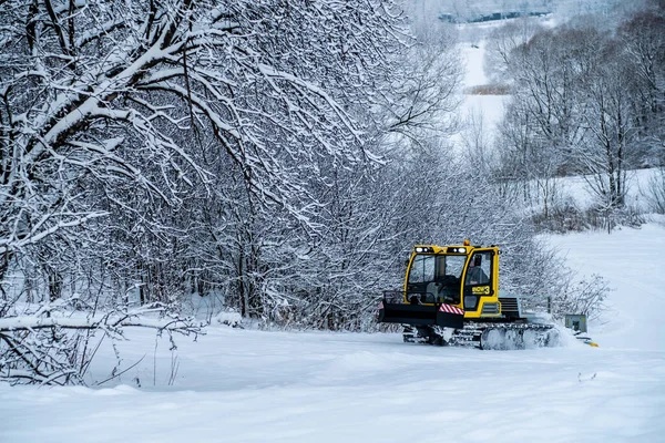 14.12.2021. Moskova 'da şiddetli kar yağışı var. Kar Kedisi Rrakı tepeye tırmanıyor ve kayak pistini hazırlıyor.