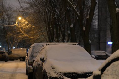 Karla kaplı arabalar. Şehirde yoğun kar yağışı var.