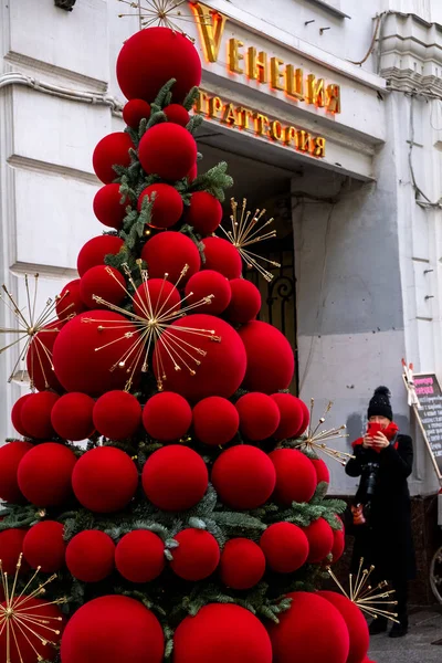 03.12.2021. Rusko, Moskva. Vánoční výzdoba ve městě. Vánoční stromek s velkými červenými kuličkami — Stock fotografie