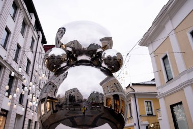 Agatha Moskova 'ya 5 metrelik heykel monte edildi