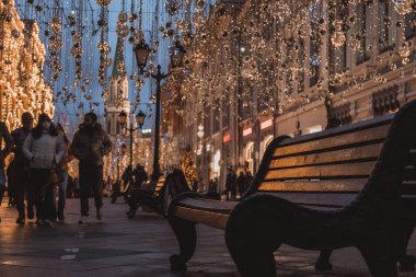 03.12.2021. Moskova, Rusya. Moskova 'nın merkezinde yürüyüş yapan turistler