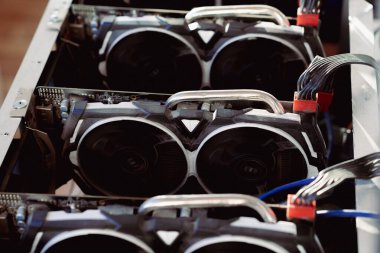 Bitcoin madencilik çiftliği ve salgın hastalık. Yeni hayatımız