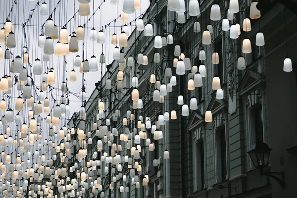Una bella strada decorata con lanterne. Stoleshnikov Lane, Mosca — Foto Stock