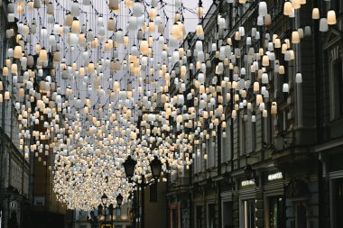 Fenerlerle süslenmiş güzel bir cadde. Stoleshnikov Yolu, Moskova