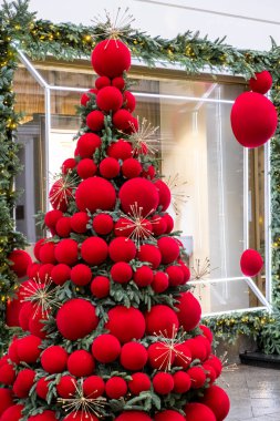 Şehrin Noel süsü. Büyük kırmızı topları olan Noel ağacı