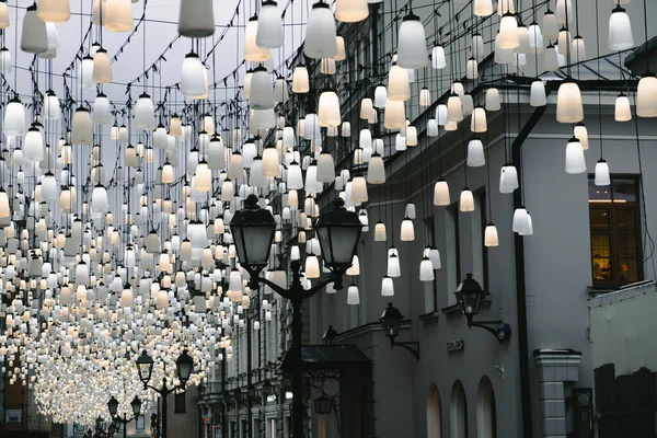 Fenerlerle süslenmiş güzel bir cadde. Stoleshnikov Yolu, Moskova