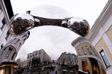 Agatha Moskova 'ya 5 metrelik heykel monte edildi