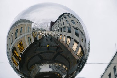 Agatha Moskova 'ya 5 metrelik heykel monte edildi