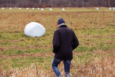 Çiftçi ve saman yığınları kış için toplandı