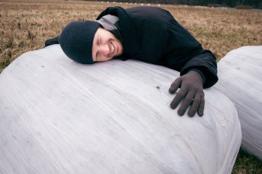 Çiftçi ve saman yığınları kış için toplandı