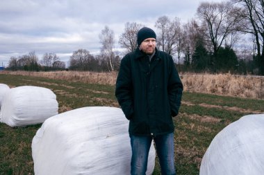 Çiftçi ve saman yığınları kış için toplandı